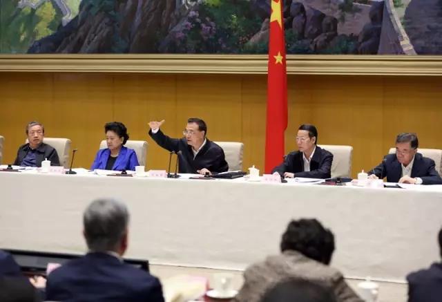 2016年5月9日,李克強出席全國推進簡政放權放管結合優化服務改革電視電話會議并講話。 2016年5月9日,李克強出席全國推進簡政放權放管結合優化服務改革電視電話會議并講話。