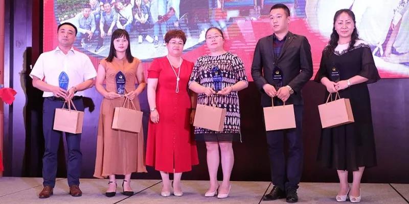 李妮董事長為優秀分公司頒獎 李妮董事長為優秀分公司頒獎