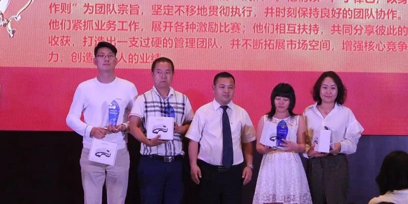 李寶華常務副總為優秀分公司頒獎 李寶華常務副總為優秀分公司頒獎