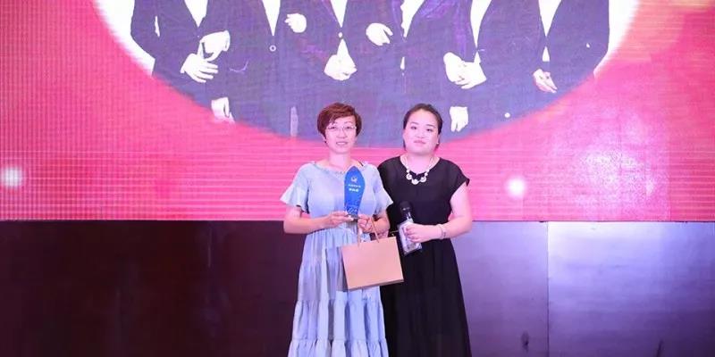 李楠副總頒發特殊貢獻獎 李楠副總頒發特殊貢獻獎