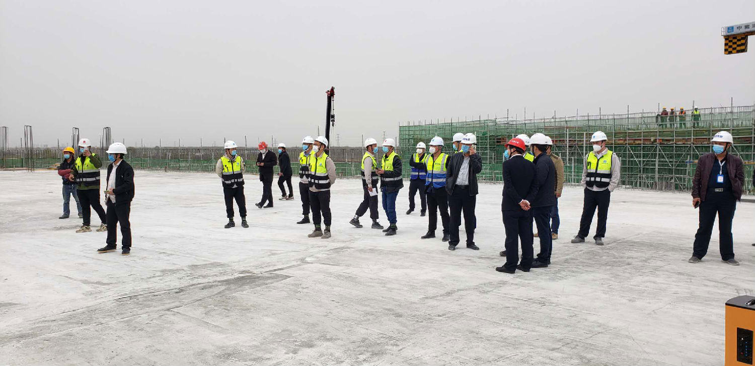 監(jiān)理人員在現(xiàn)場 監(jiān)理人員在現(xiàn)場