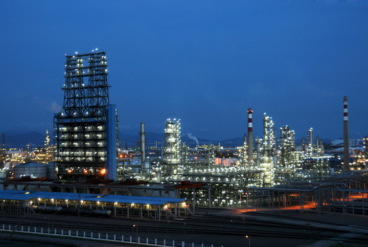 夜晚燈火通明的煉油廠 夜晚燈火通明的煉油廠