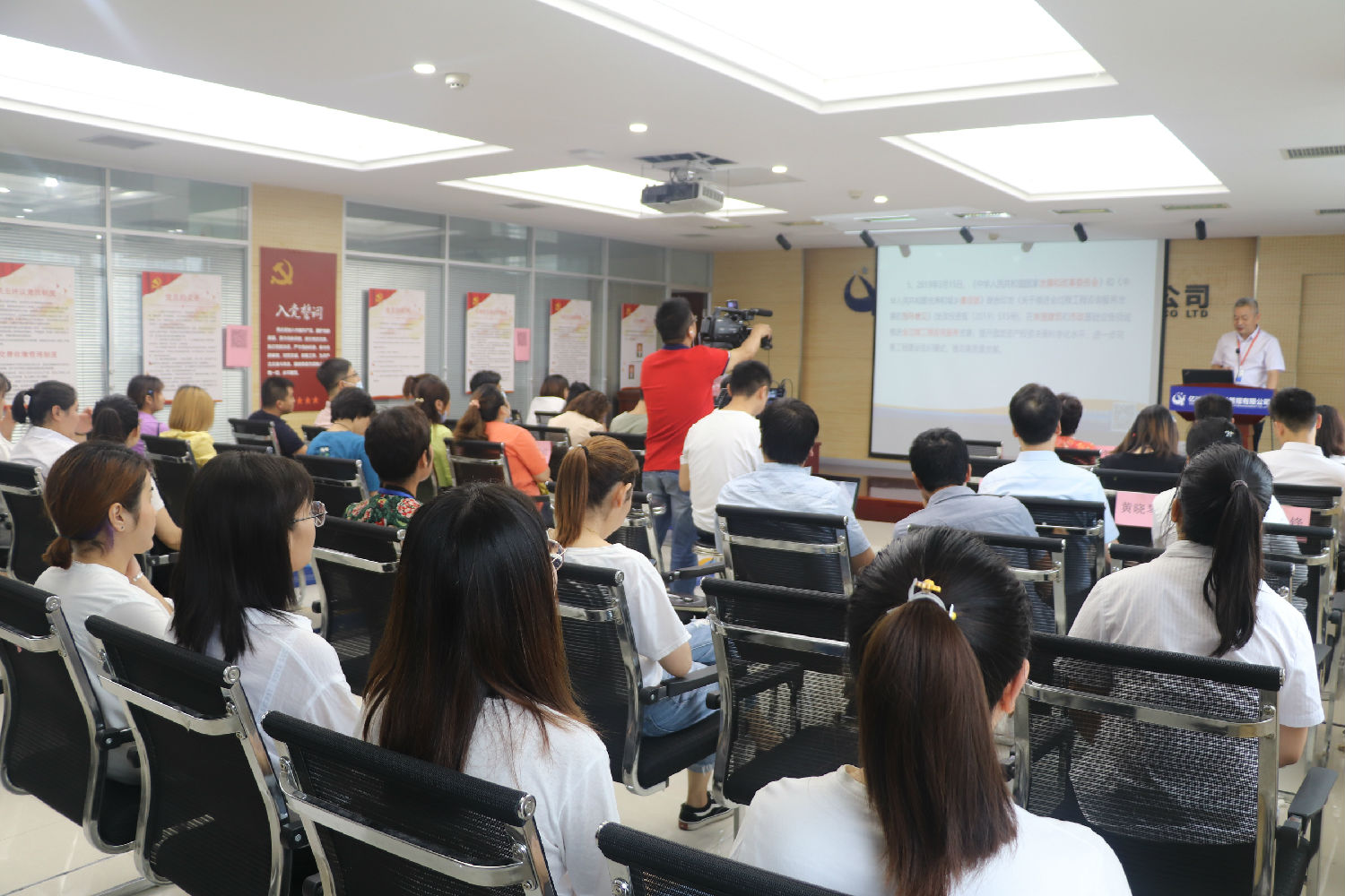 會議采取了線下會議+線上直播的方式 會議采取了線下會議+線上直播的方式