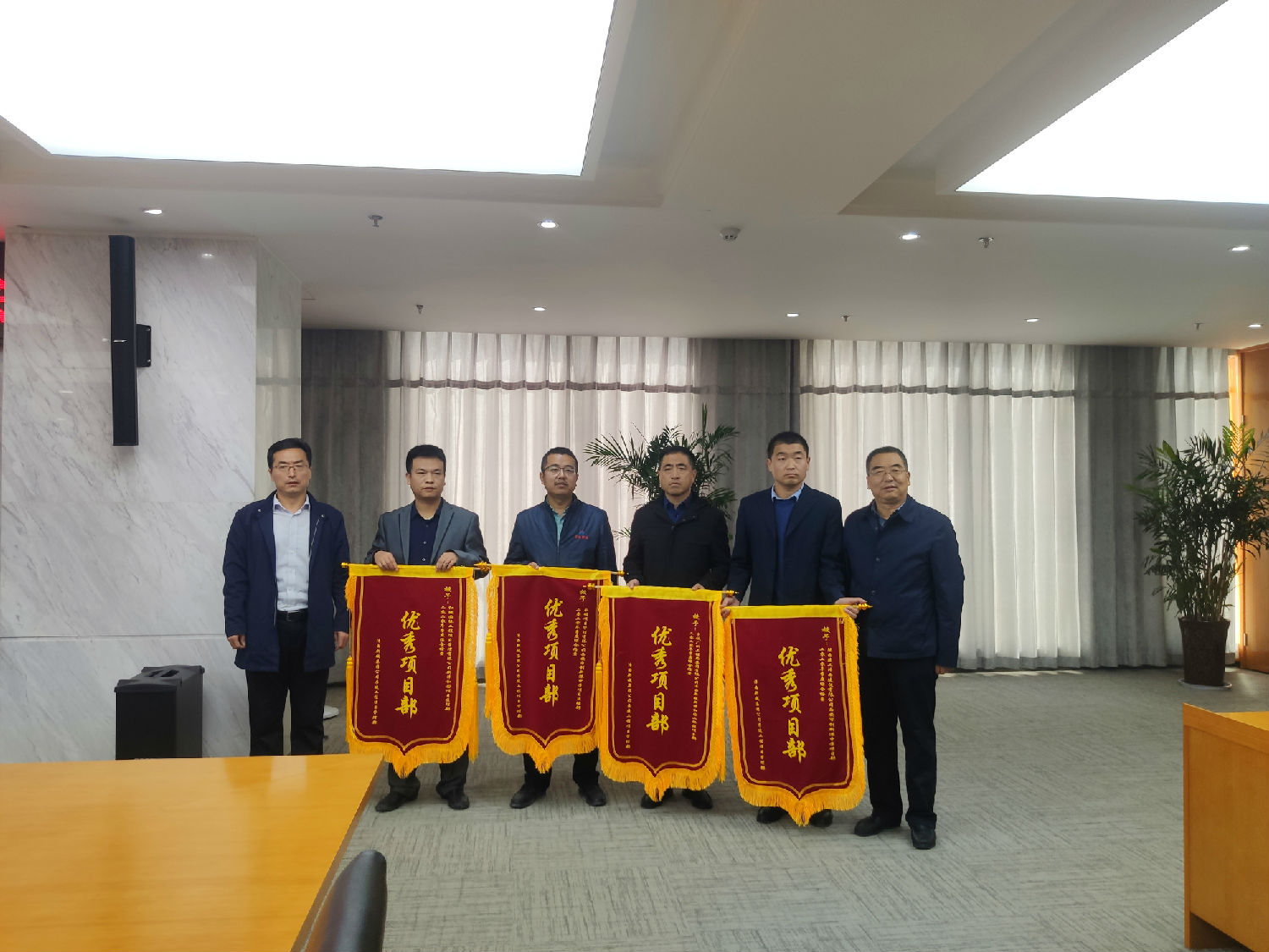 灃西集團領導為檢查評比優秀單位頒發流動紅旗