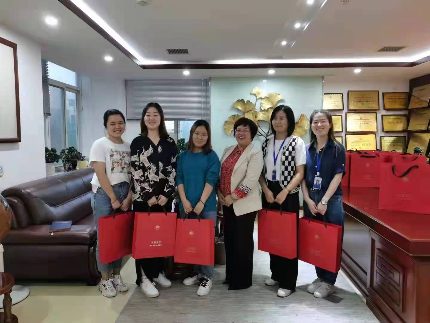 花好月圓,情暖中秋|億誠公司祝大家中秋節(jié)快樂! 花好月圓,情暖中秋|億誠公司祝大家中秋節(jié)快樂!