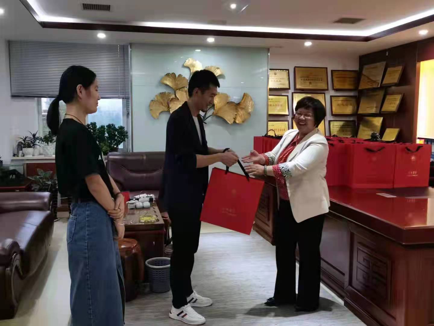 花好月圓,情暖中秋|億誠公司祝大家中秋節(jié)快樂! 花好月圓,情暖中秋|億誠公司祝大家中秋節(jié)快樂!