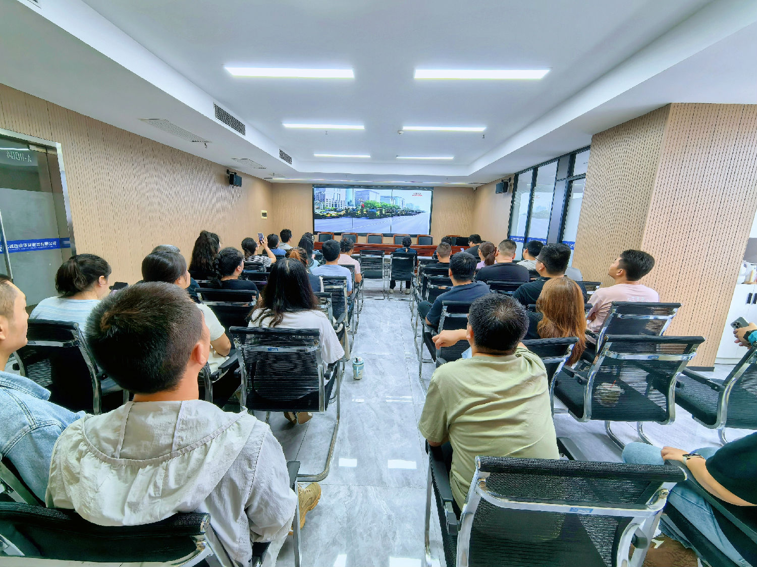 億誠管理組織員工觀看抗戰勝利80周年閱兵儀式直播 億誠管理組織員工觀看抗戰勝利80周年閱兵儀式直播